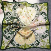 ผ้าพันคอไหมพิมพ์ลายสีเขียว